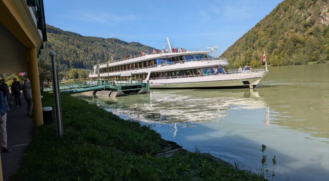 PIFLASER SIEDLERBUND genießt eine DONAU-FLUSSFAHRT