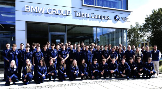 45 A U S Z U B I L D E N D E starten im BMW Group Werk Landshut ins BERUFSLEBEN