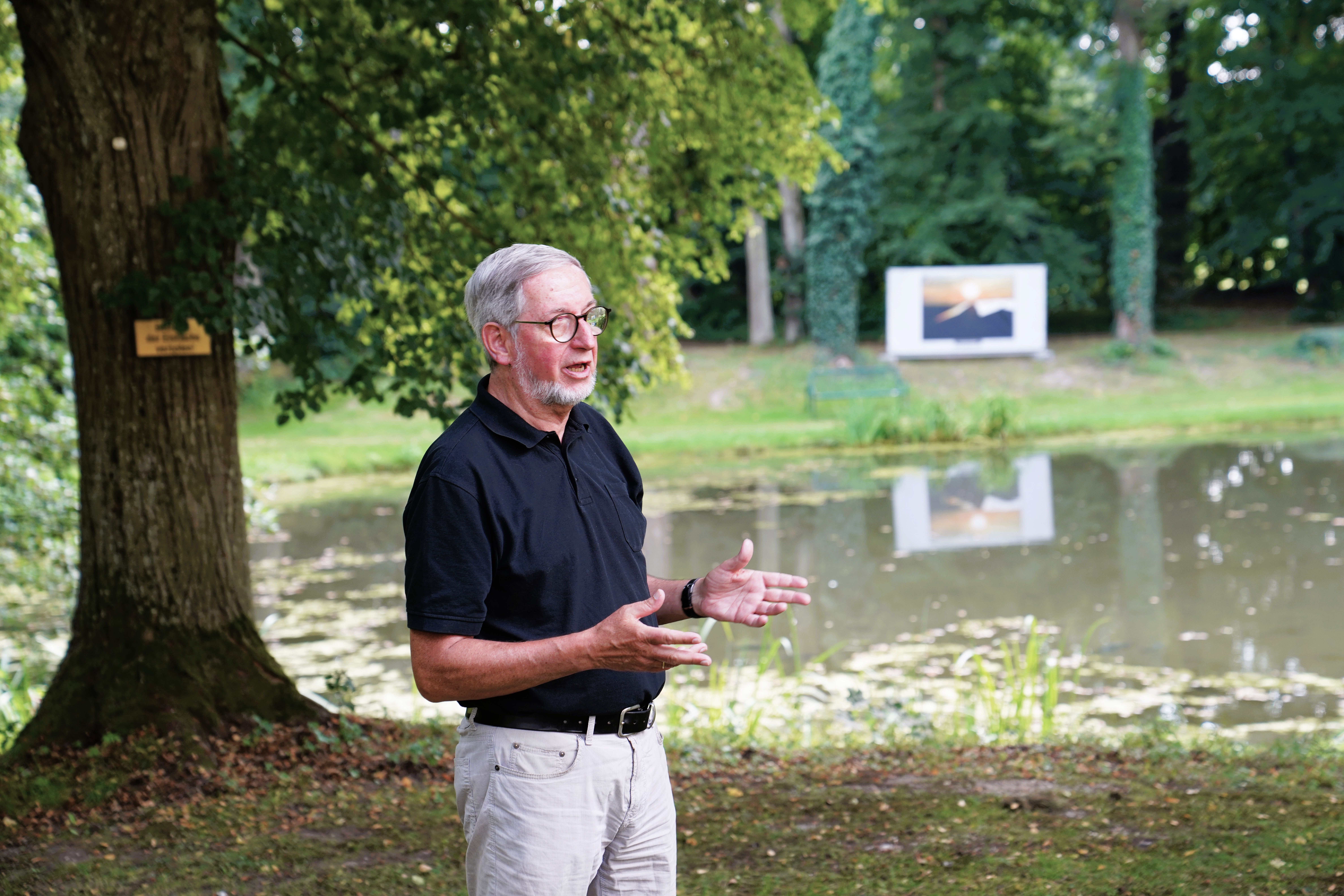 Farbenfrohe GESELLSCHAFT für das GRÜN des SCHLOSSPARKS    
