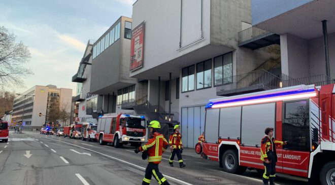 Brennender PKW in TIEFGARAGE löst GROßEINSATZ aus