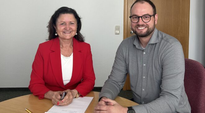 MdL Jutta WIDMANN gratuliert Sebastian BUCK zur Wahl als Bürgermeister von ALTFRAUNHOFEN