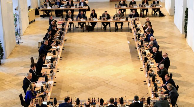 STAATSREGIERUNG reagiert auf anhaltendes N I E D R I G W A S S E R