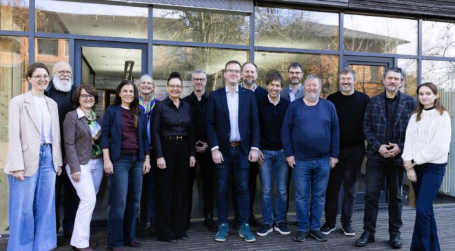 STAHLSKULPTUR mit dem Titel „WOGE/WELLE“ überzeugte