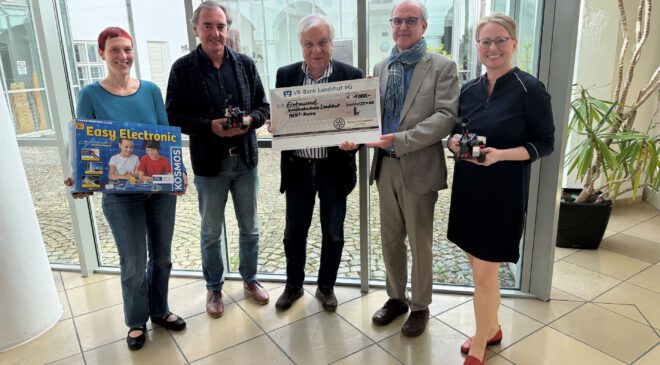 ROTARY CLUB Landshut unterstützt MINT-Kurse im KINDERFERIENPROGRAMM der vhs Landshut mit 1.000 Euro