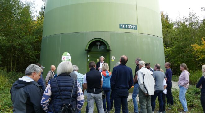 Viele INTERESSIERTE bei der BESICHTIGUNG des WINDRADS in MOOSTHANN