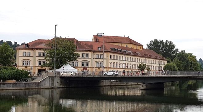 OB-Kandidat Heiko HELMBRECHT regt LANDESLÖSUNG für niederbayerisches LANDESTHEATER an