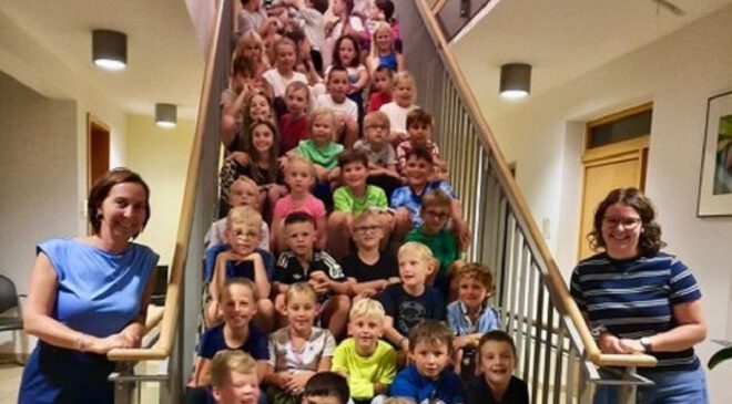 Rund 70 KINDER im HOHENTHANNER RATHAUS