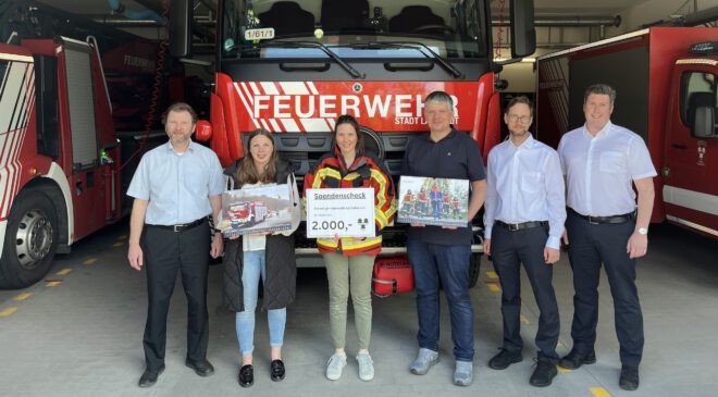 FEUERWEHR spendet 2000 Euro aus dem VERKAUFSERLÖS der FEUERWEHRKALENDER an die „SAPV KJ“