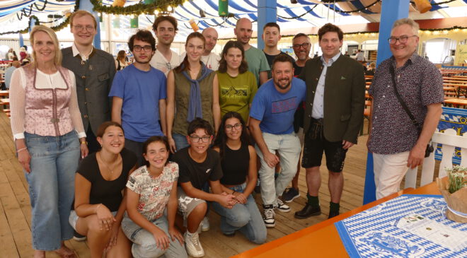 Z I M B R I S C H E Sprachschülergruppe besucht auch Landshuter DULT