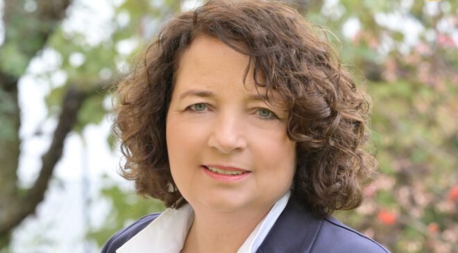 Ruth MÜLLER gratuliert Dekanin Dr. Nina LUBOMIERSKI zum WECHSEL nach WÜRTTEMBERG