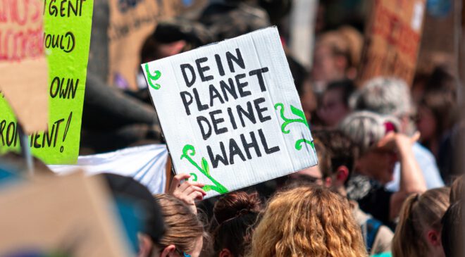 „KLIMA schützen, REICHE entlassen“